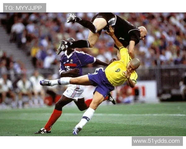 96年尤文图斯与曼联巅峰对决回顾足球历史上的经典战役与传奇瞬间 96年尤文图斯与曼联巅峰对决回顾足球历史上的经典战役与传奇瞬间